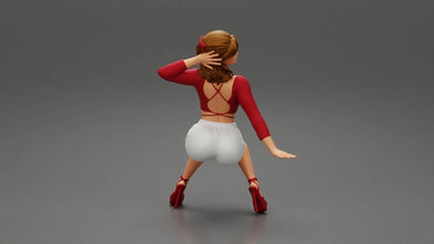 Highly-detailed Figure of a Women in shorts resting 137  ,25mm high from 3dClever Scale 1:76