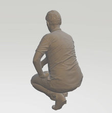 Figure of a of a man bending down/kneeling 128 25 mm tall Scale 1:76