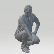 Figure of a of a man bending down/kneeling 128 35 mm tall Scale 1:48