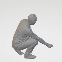 Figure of a of a man bending down/kneeling 128 25 mm tall Scale 1:76