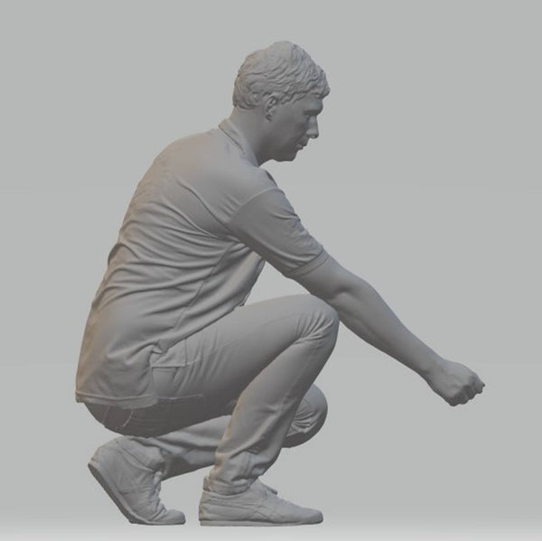 Figure of a of a man bending down/kneeling 128 20 mm tall Scale 1:43