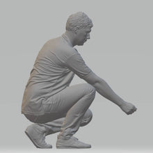 Figure of a of a man bending down/kneeling 128 20 mm tall Scale 1:43