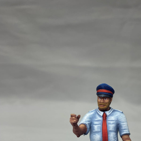 Model Figure of a Airline pilot Sitting 124 (35mm high) 0 Gauge Scale 1:48