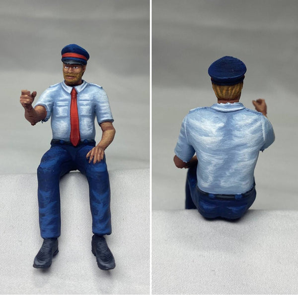 Model Figure of a Airline pilot Sitting 124 (35mm high) 0 Gauge Scale 1:48