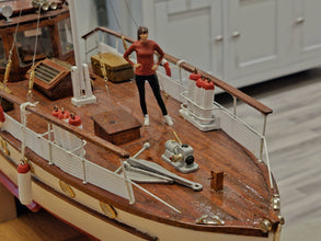 Highly-detailed Figure of a Girl Standing 37   OO Gauge