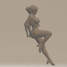 Highly-detailed Figure of a Women in Shorts 141  ,40mm high from 3dClever Scale 1:48